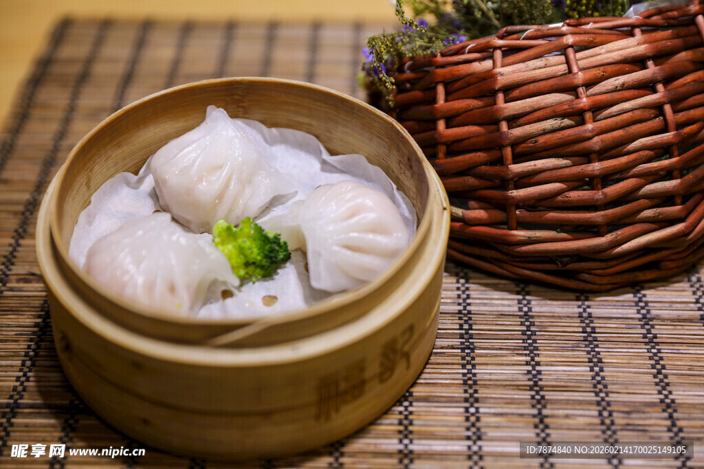 竹制蒸笼里的美味虾饺