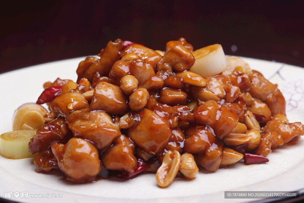 美味宫保鸡丁摆于盘中