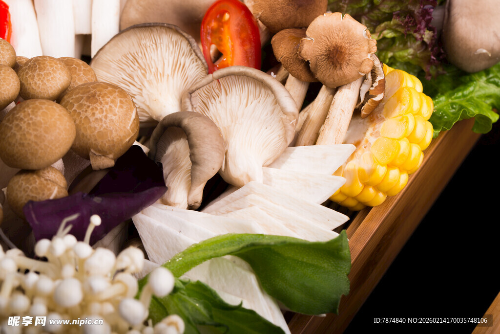 多样新鲜菌菇蔬菜拼盘