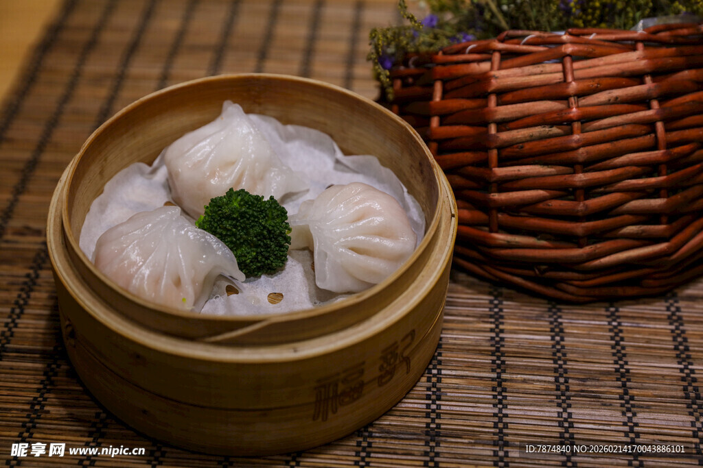 竹制蒸笼里的美味虾饺