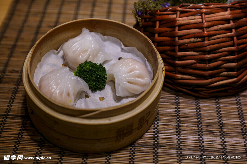 竹制蒸笼里的美味鲜虾饺