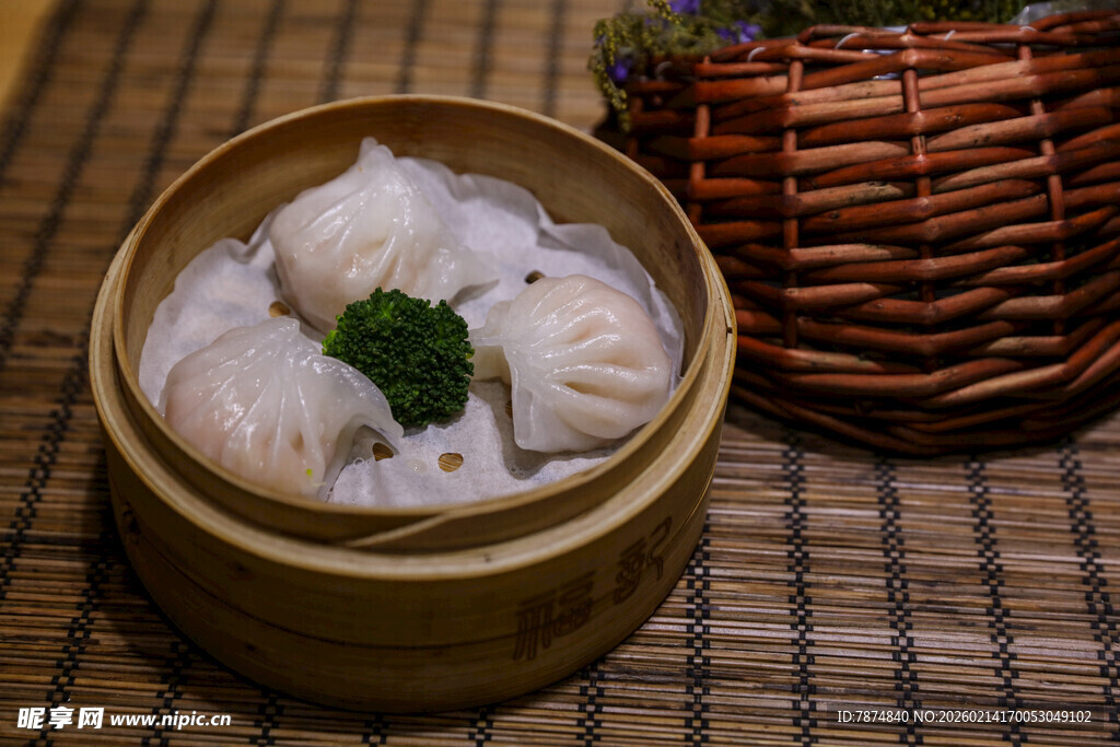竹制蒸笼里的美味虾饺