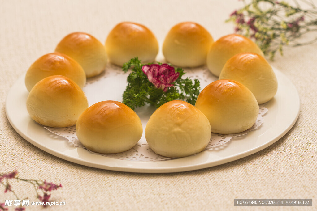 圆形摆盘的美味小面包