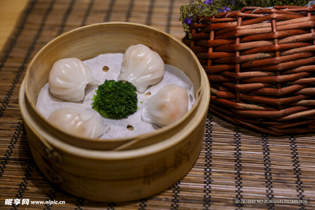 精致小笼包 点缀翠绿葱花