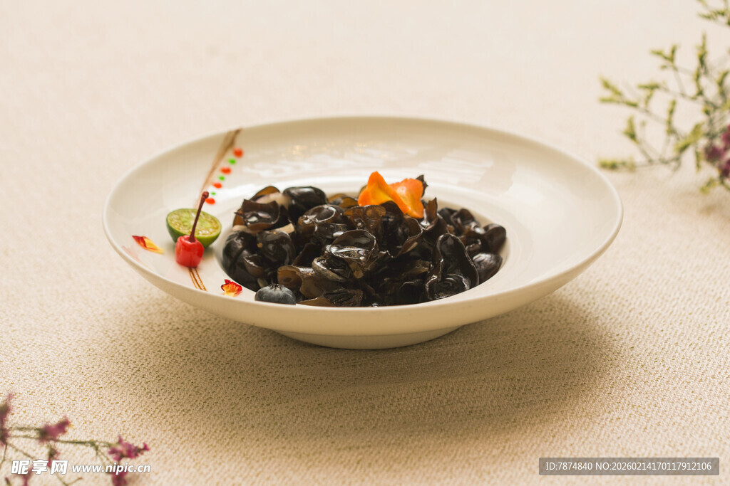 精致摆盘的美味黑色菜肴