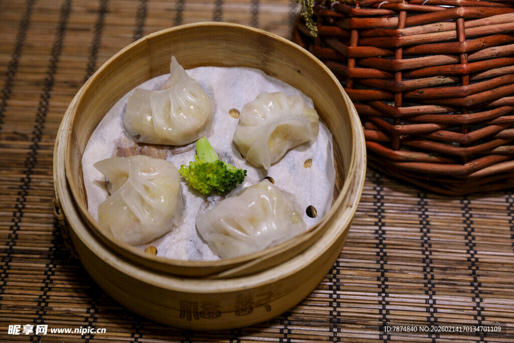 精致小笼包 点缀翠绿蔬菜