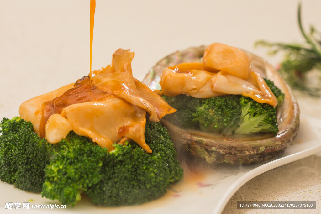 鲍汁浇淋鲍鱼配西兰花