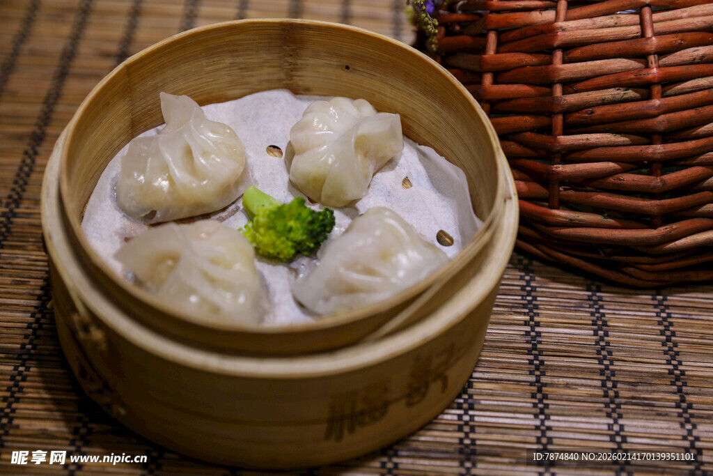 竹制蒸笼中的美味虾肉烧麦