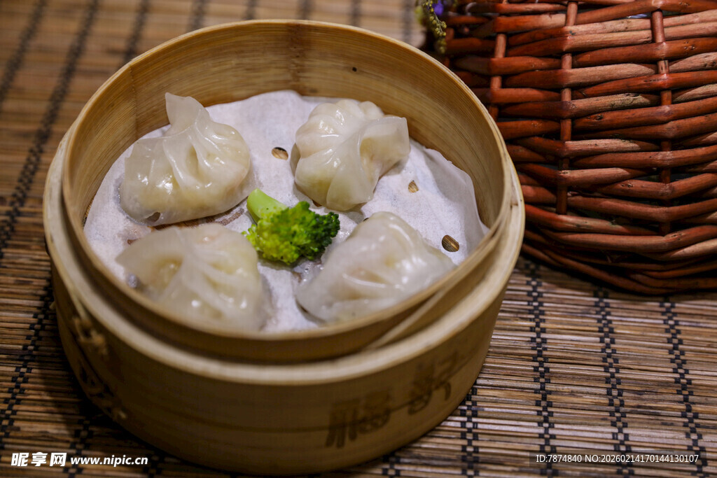 竹制蒸笼里的美味虾饺