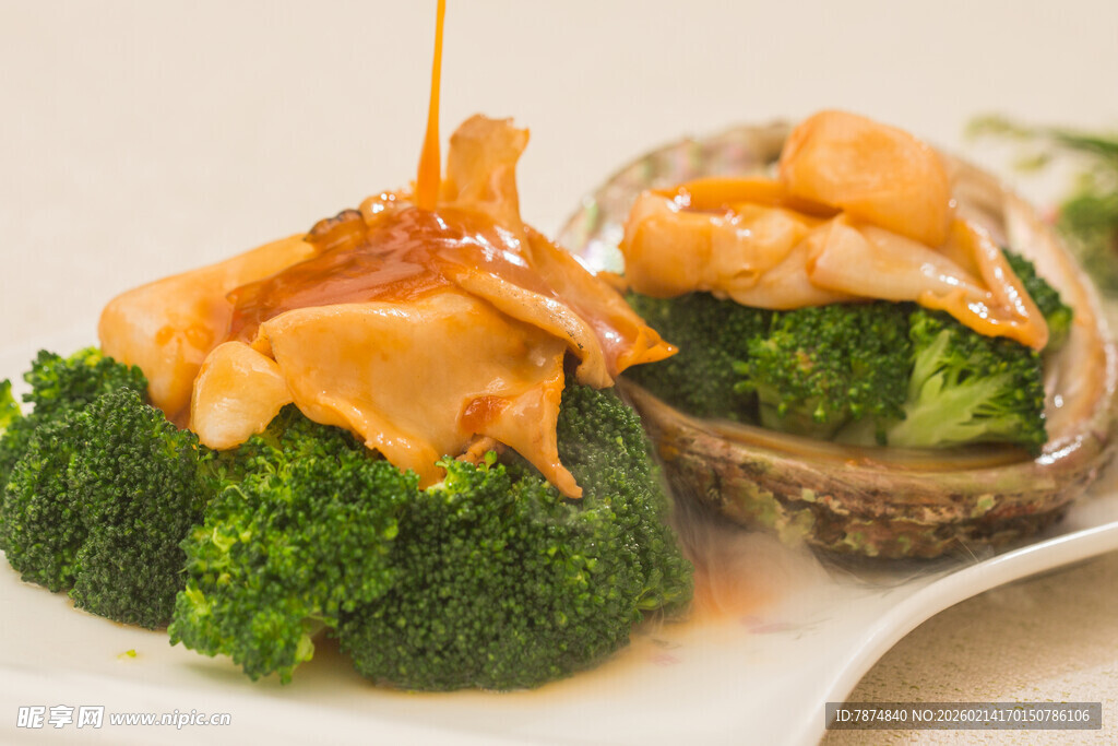 鲍汁浇花胶西兰花