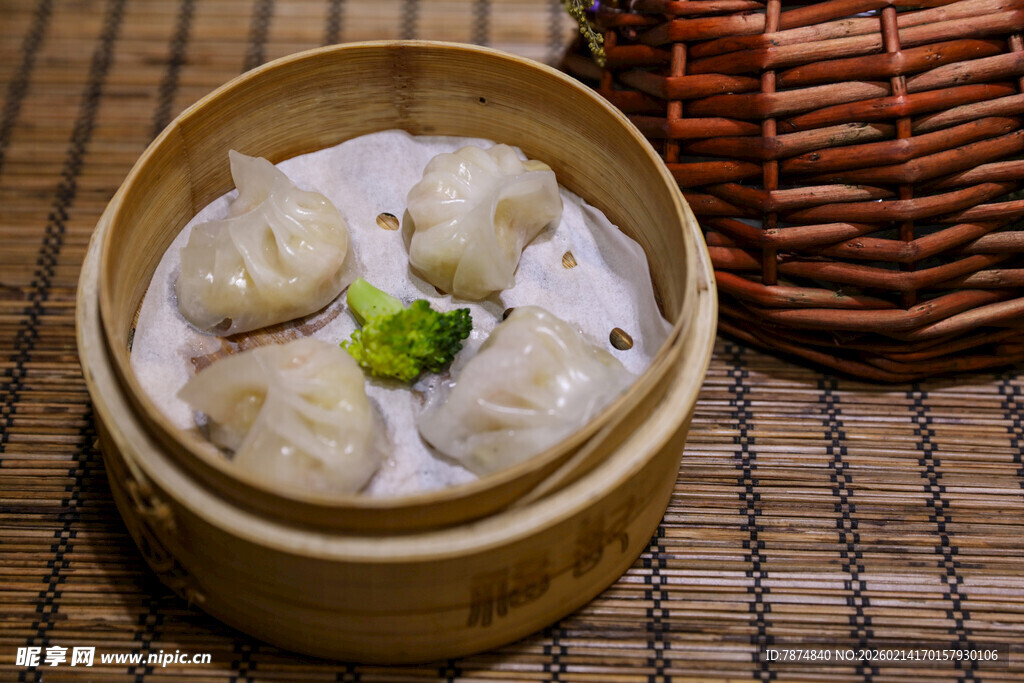 竹制蒸笼里的美味虾饺