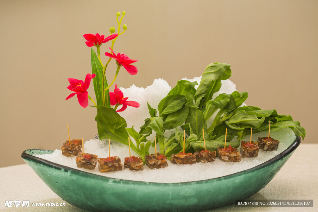 绿叶红花摆盘美食