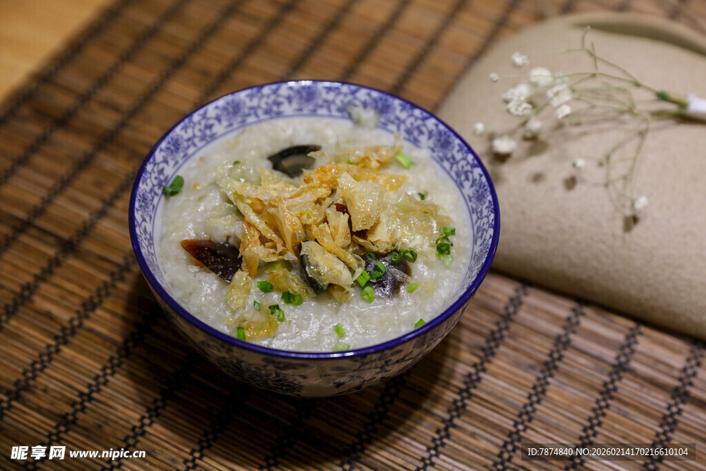 青花瓷碗中的美味粥品