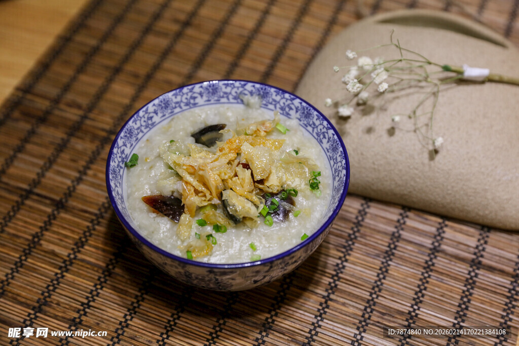 青花瓷碗中的美味佳肴
