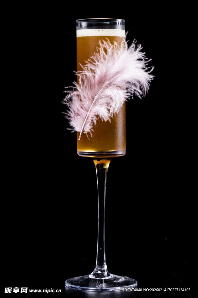 羽毛装饰的高脚香槟杯