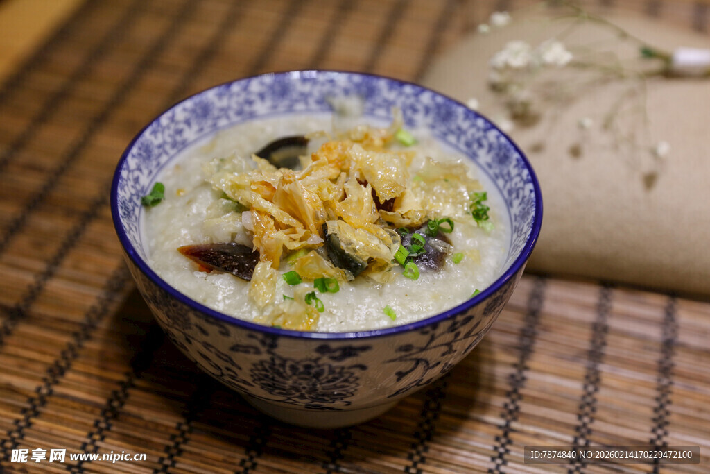 青花瓷碗中的美味粥品