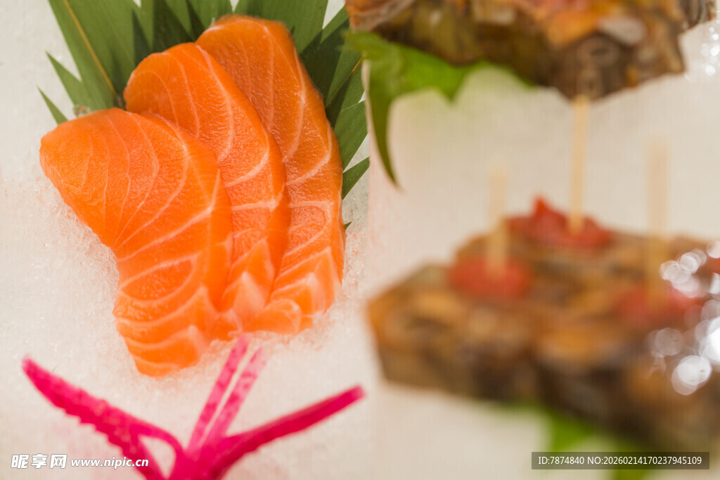 精致三文鱼刺身摆盘