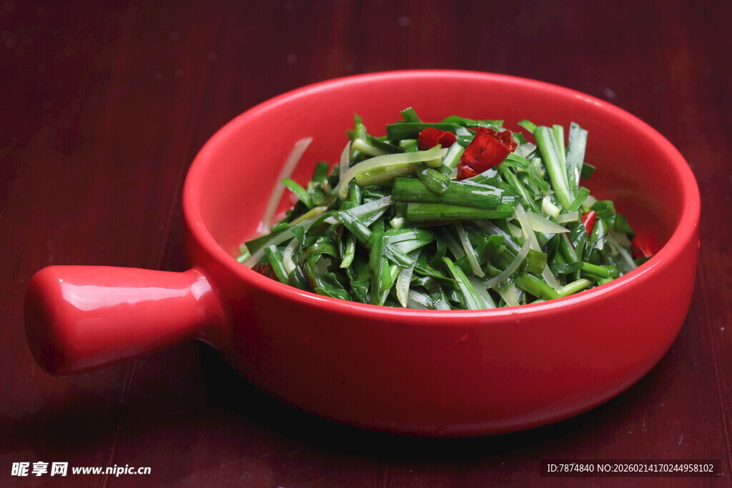 红碗盛新鲜嫩绿蔬菜