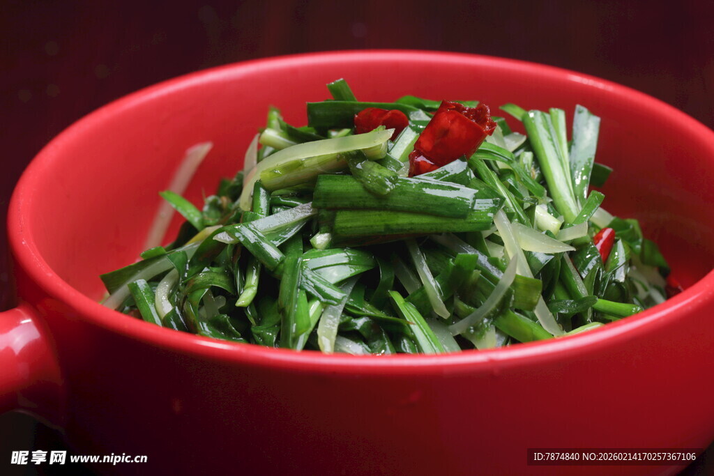 红碗中的翠绿蔬菜