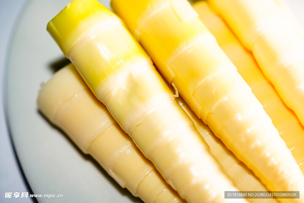 新鲜嫩竹笋摆放在盘中