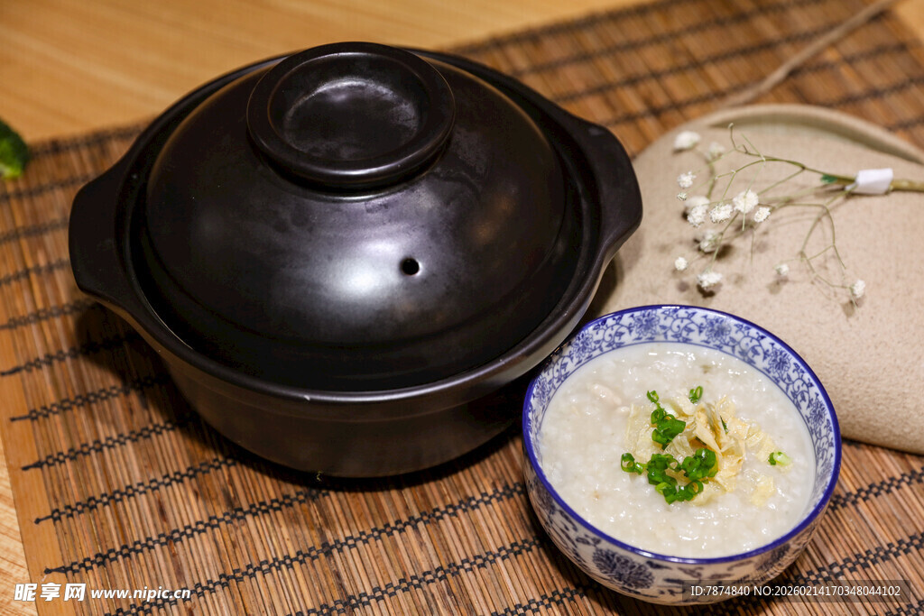 古朴砂锅配精致青花小碗