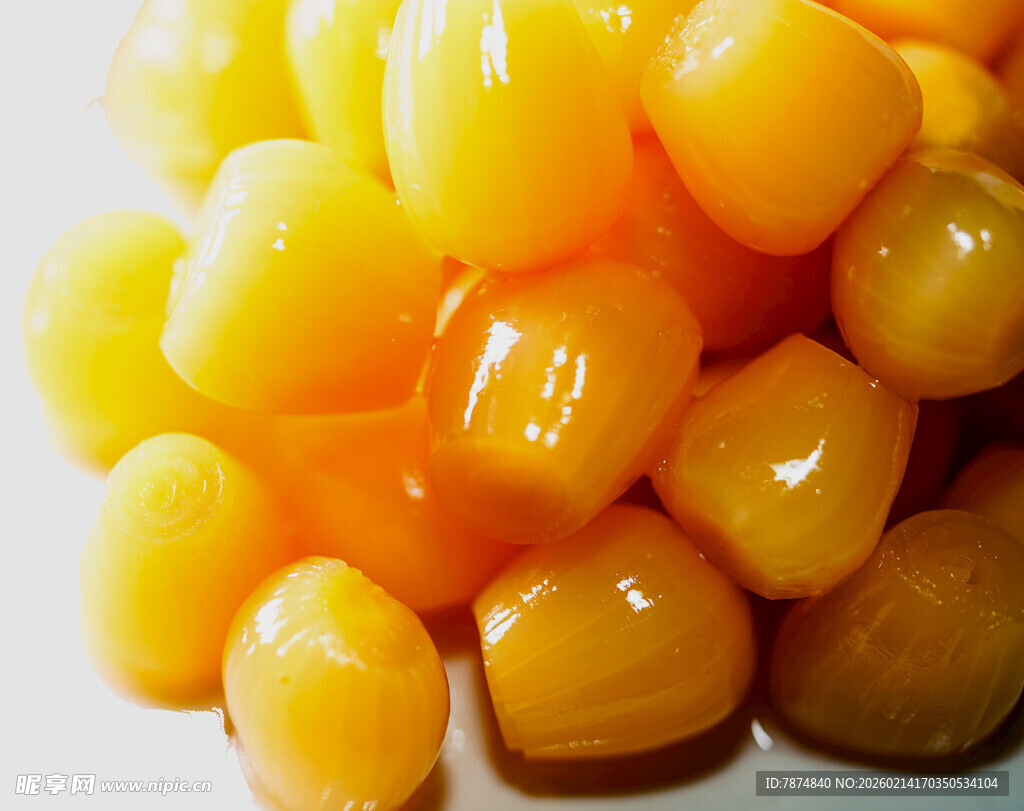 金黄圆润美味的水果软糖