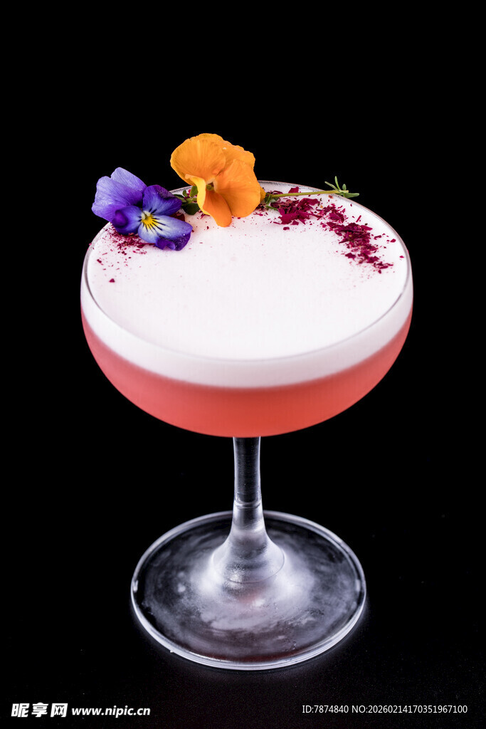 梦幻花卉装饰的粉色鸡尾酒