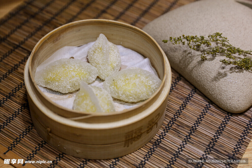 竹制蒸笼里的美味饺子