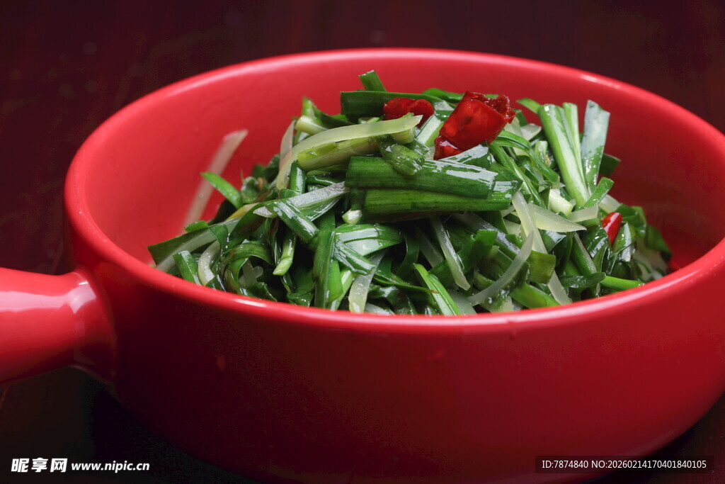 红碗中的清爽绿色蔬菜