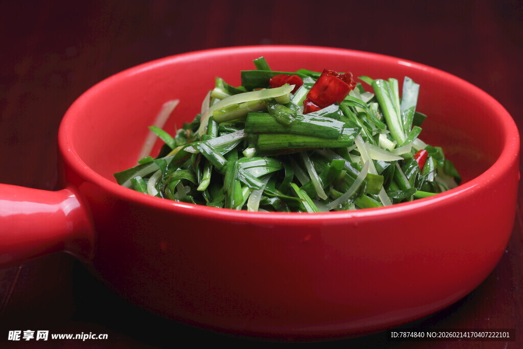 红碗盛翠绿蔬菜