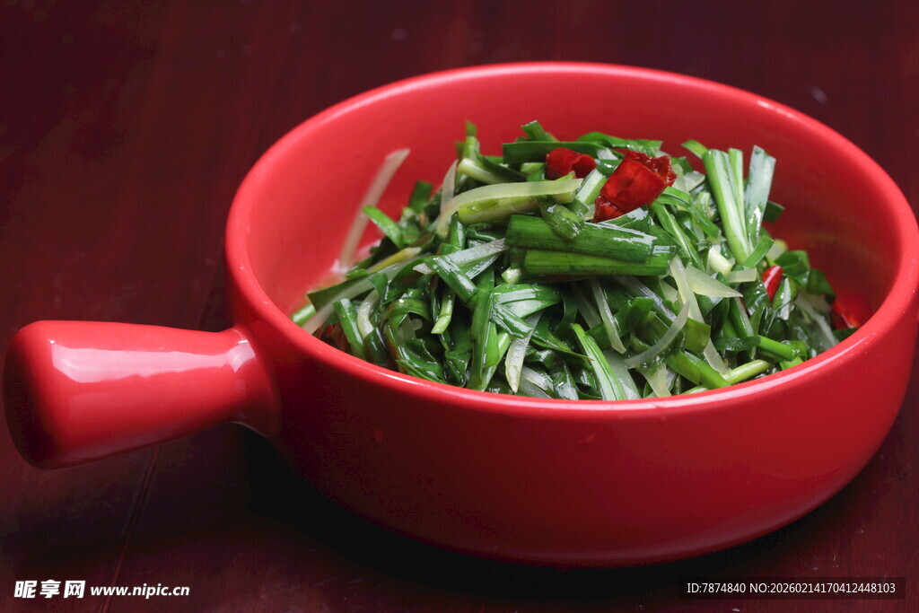 红碗中的嫩绿蔬菜