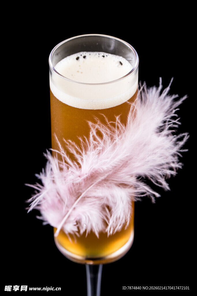 羽毛装饰的高脚啤酒杯