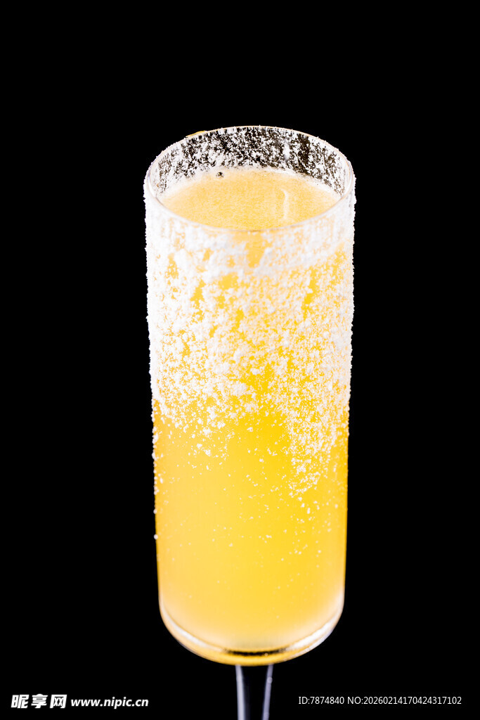 高脚杯中的金黄气泡饮品