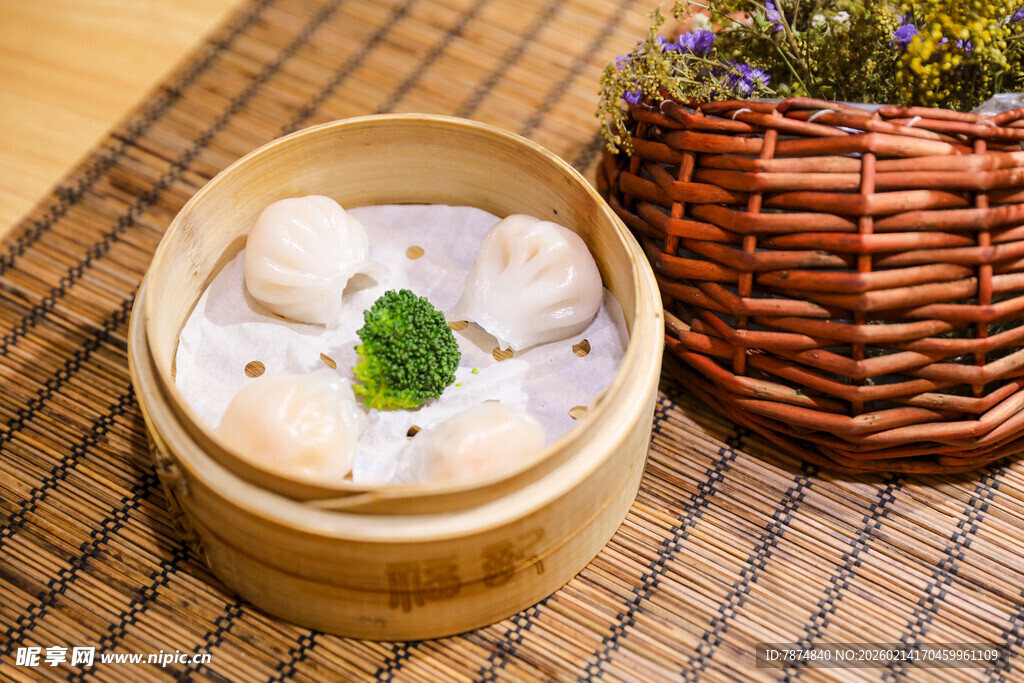 竹制蒸笼里的美味虾饺