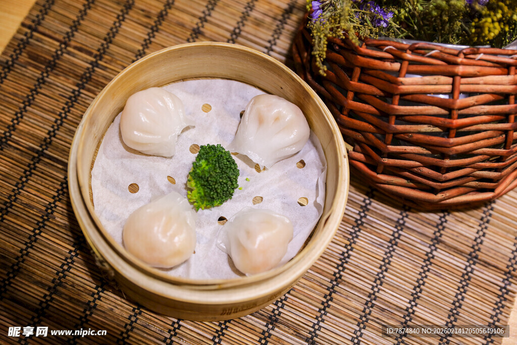 精致小笼包置于竹制蒸笼中