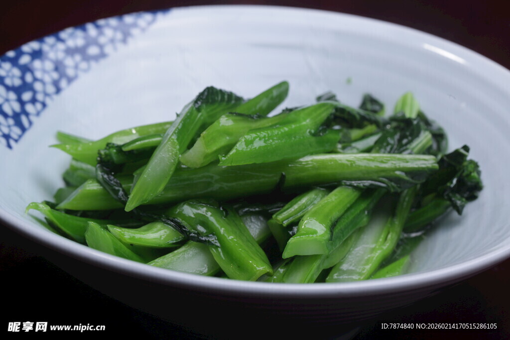 瓷碗中的鲜嫩青炒蔬菜