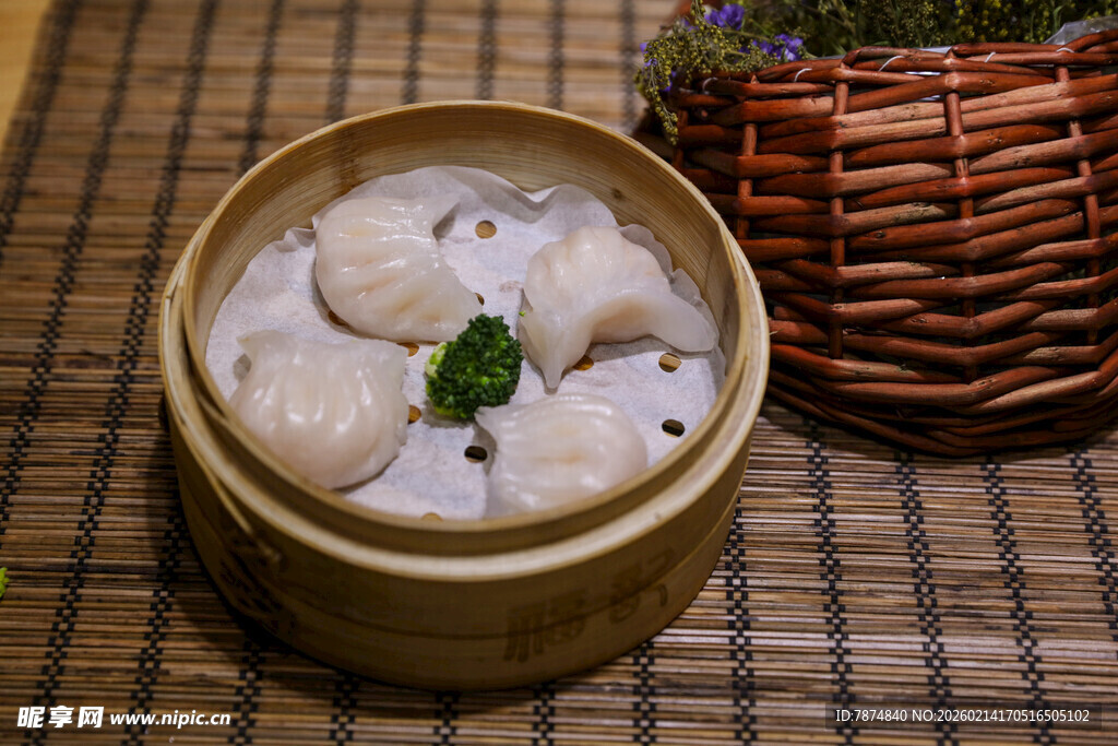 竹制蒸笼中的美味饺子