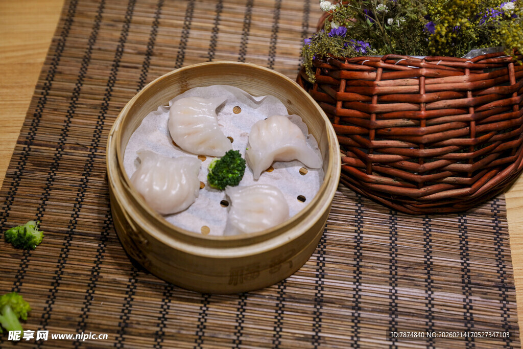 竹制蒸笼里的美味虾饺