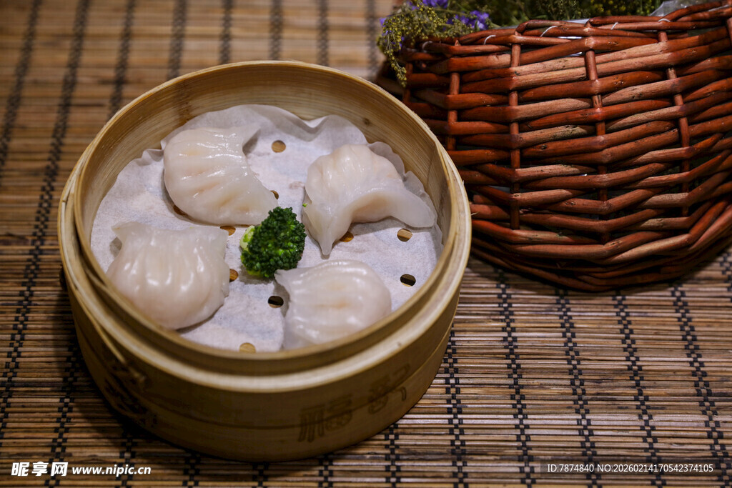 竹制蒸笼里的美味虾饺
