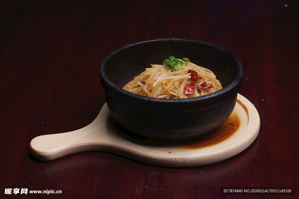 美味砂锅面 鲜香诱人