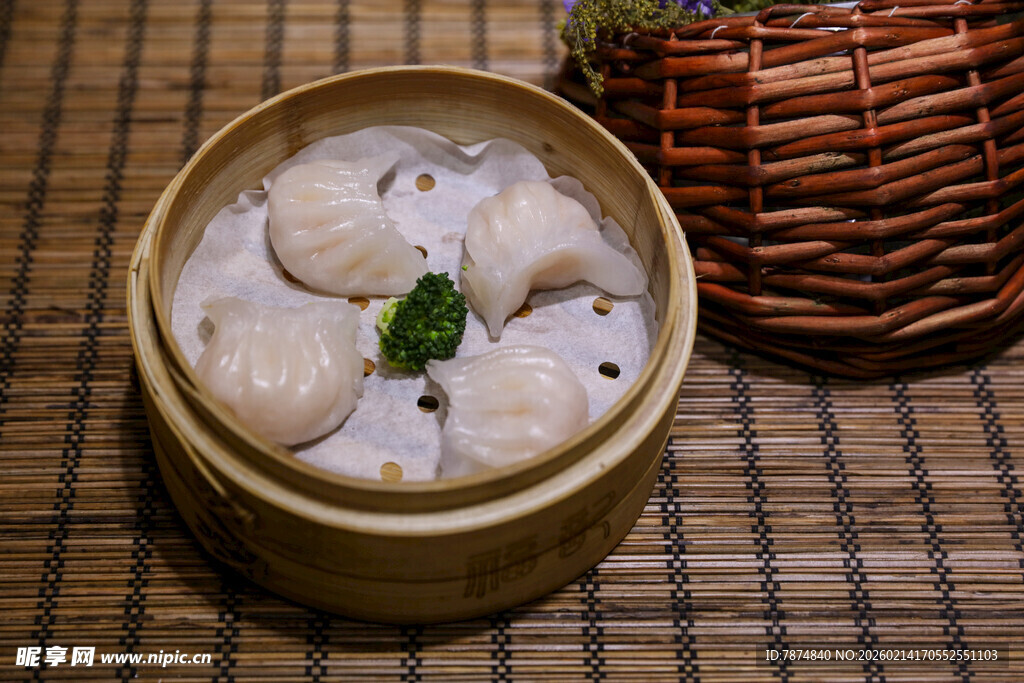 竹制蒸笼里的美味虾饺