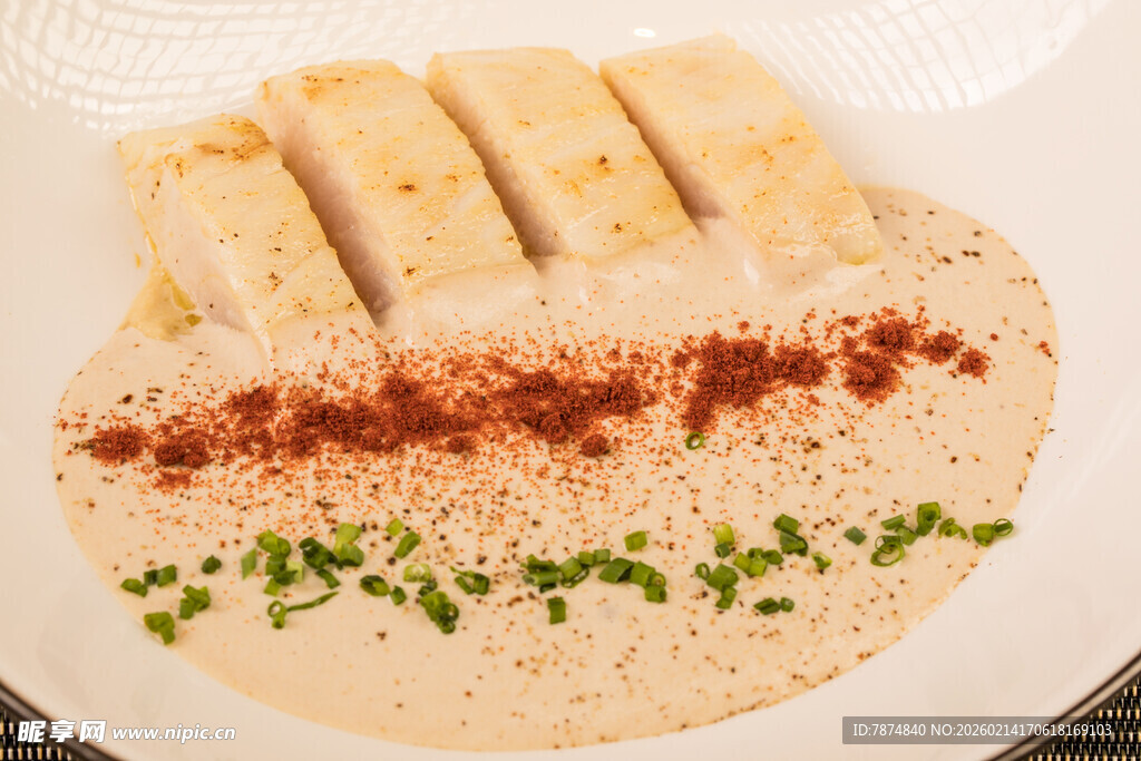 香煎豆腐配香料与香草