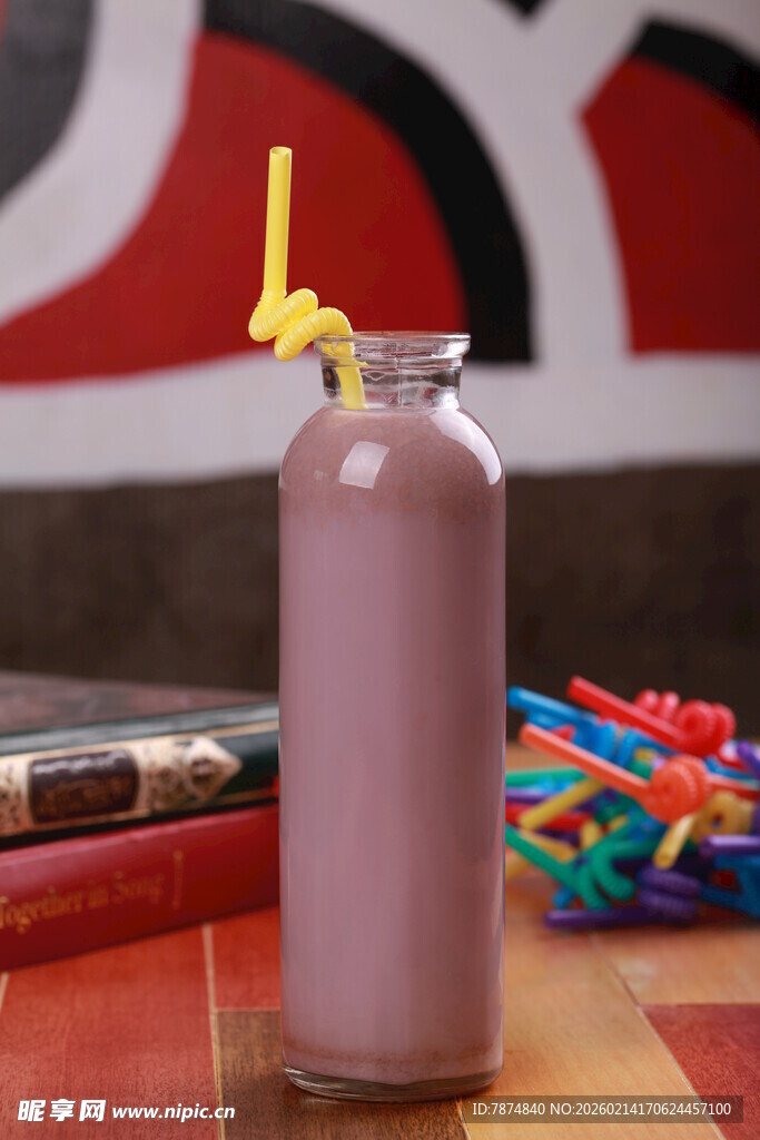 紫色奶昔配趣味吸管