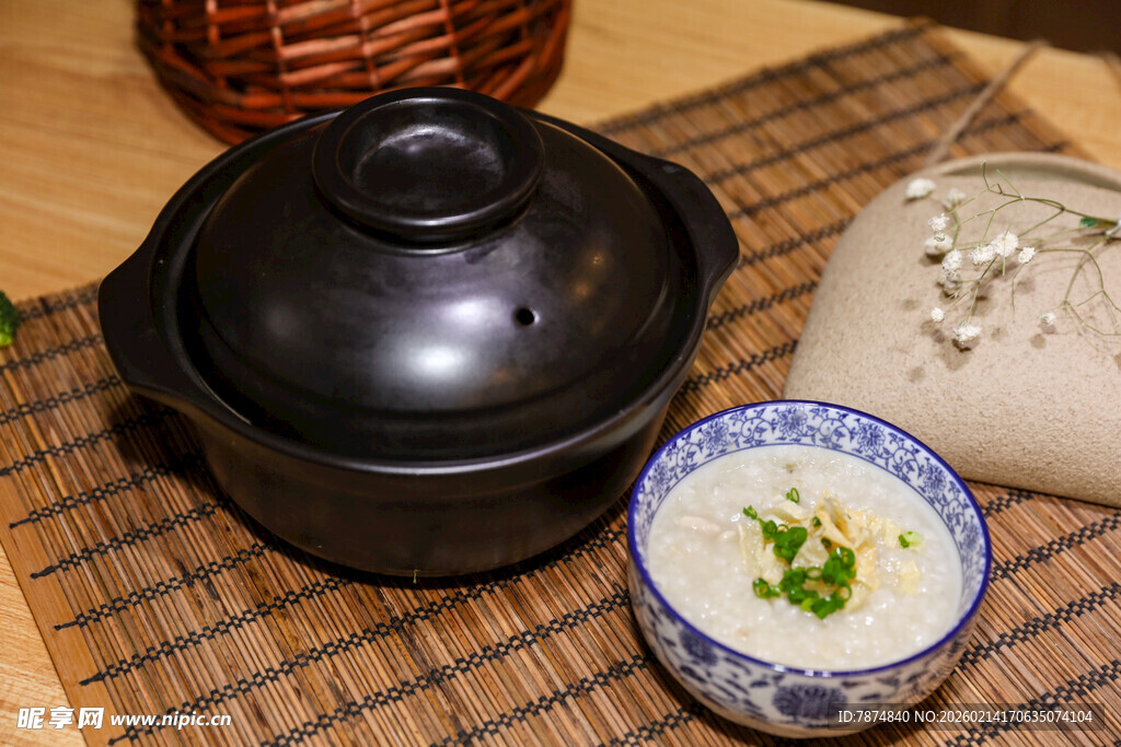 传统砂锅美食与精美瓷碗