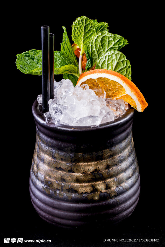 薄荷橙片装饰的冰爽鸡尾酒