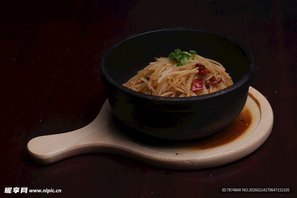 黑色碗装美味特色面条