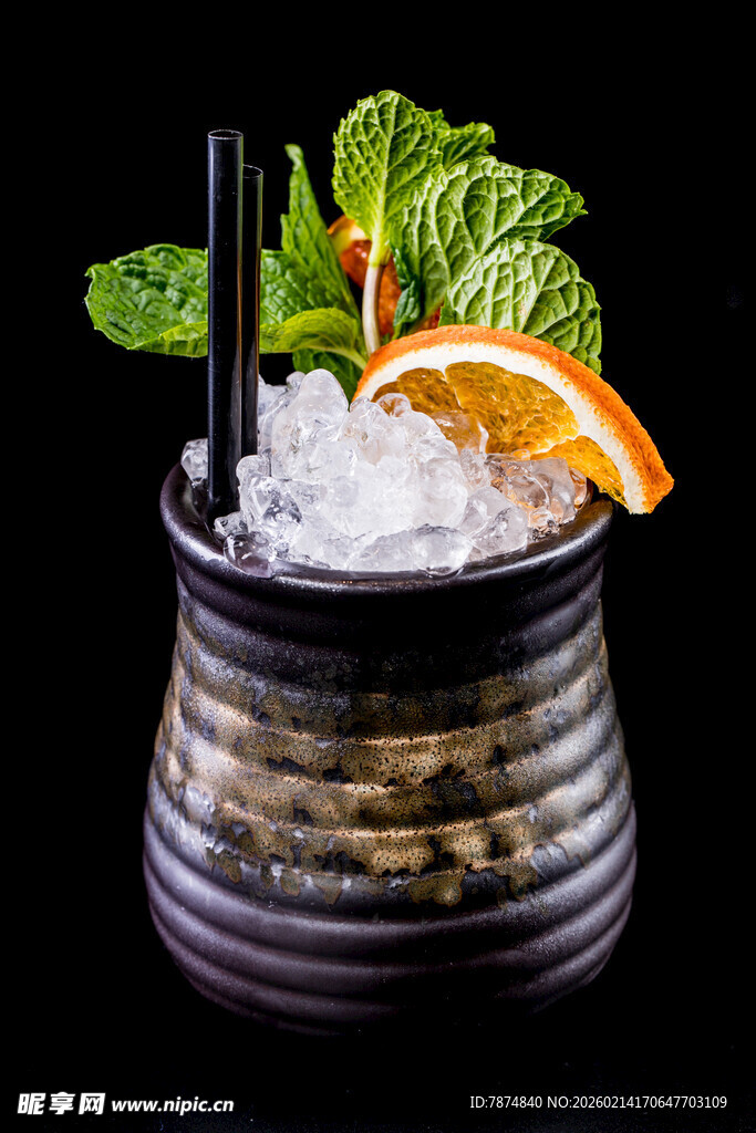 薄荷橙片装饰的特色鸡尾酒