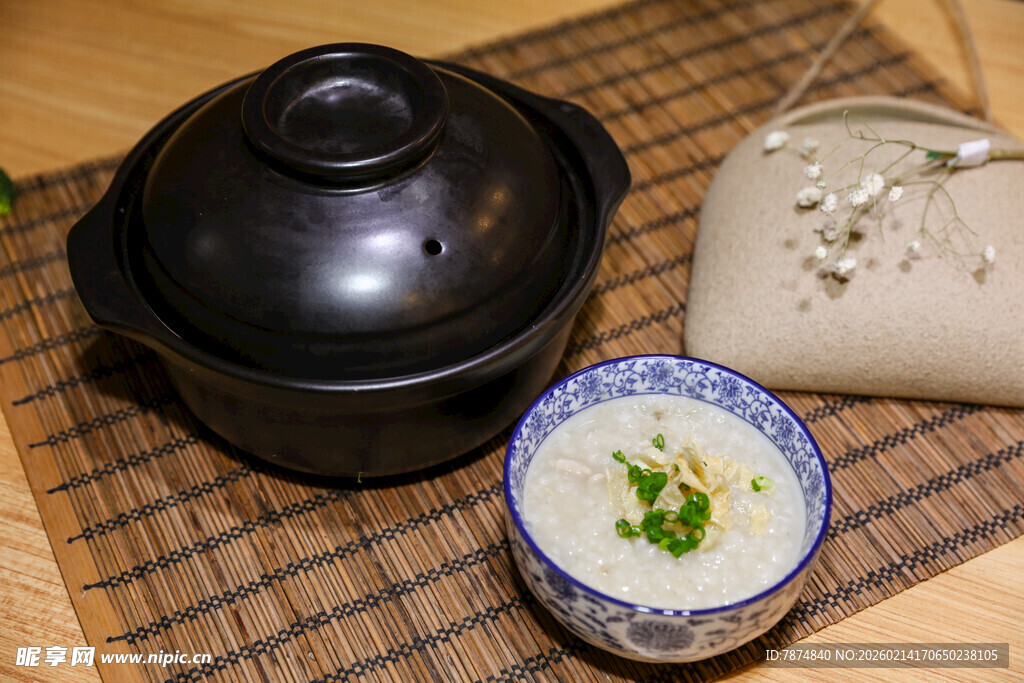 中式砂锅美食与精致小碗