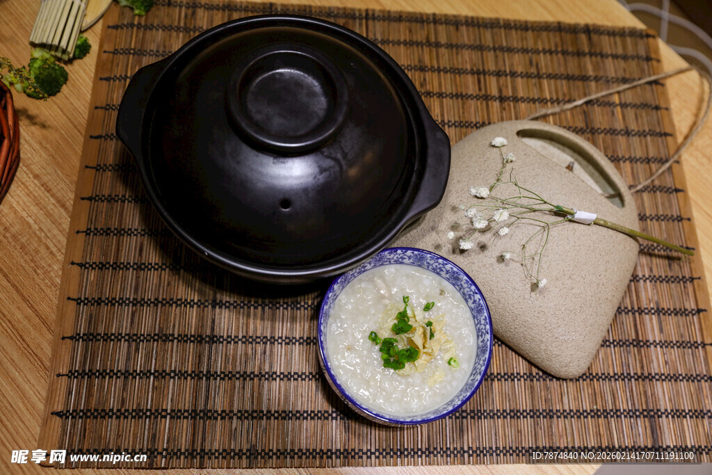 日式简约风餐具与小菜