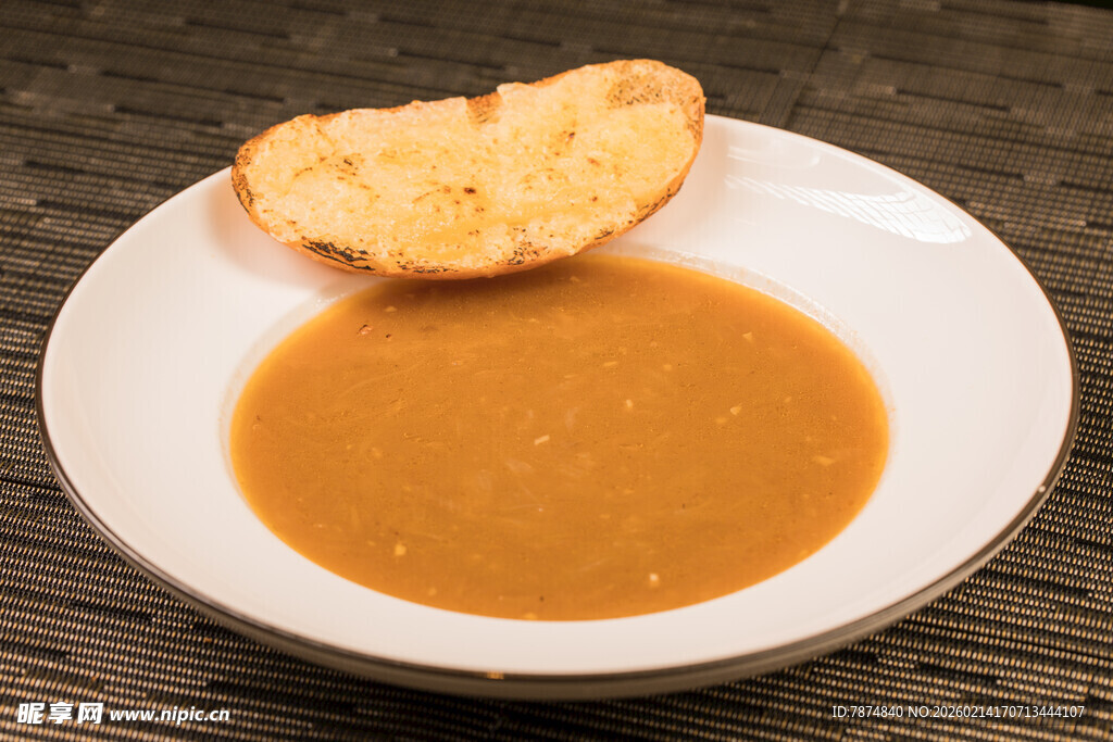 奶油南瓜汤配香脆面包片